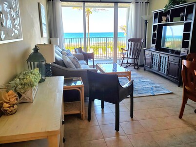 Tropical Paradise Oceanfront Condo - Pool and Restaurant