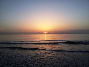 Plage, chaises longues, serviettes de plage