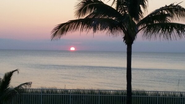 海灘、躺椅、沙灘巾