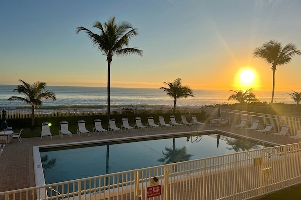 Piscina a l'aire lliure i piscina climatitzada