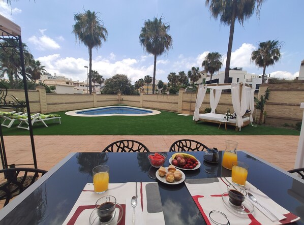 Outdoor dining - Stunning all year-round beach house (5 min to beach) (Benalmádena)