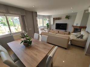 Dining - Stunning all year-round beach house (5 min to beach) (Benalmádena)