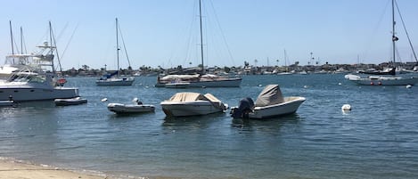 Nær stranden og solsenger