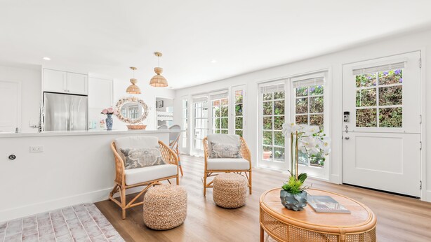 A bright room with wicker furniture, a round table, and a large window. - Balboa Island - Ruby Beach House
Steps from the beach. Sand in your toes. (Newport Beach)