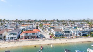 A coastal residential area with houses, a beach, and boats. - Balboa Island - Ruby Beach House
Steps from the beach. Sand in your toes. (Newport Beach)