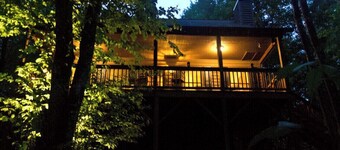 HIGH SPEED FIBER OPTIC WIFI; Tranquil Treehouse on 2.5 Acres; Affordable Luxury