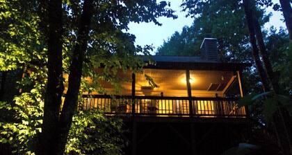 HIGH SPEED FIBER OPTIC WIFI; Tranquil Treehouse on 2.5 Acres; Affordable Luxury