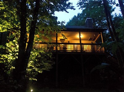 HIGH SPEED FIBER OPTIC WIFI; Tranquil Treehouse on 2.5 Acres; Affordable Luxury