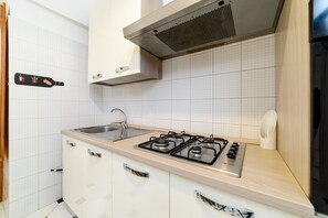 冷蔵庫、電子レンジ、オーブン、コーヒー / ティーメーカー