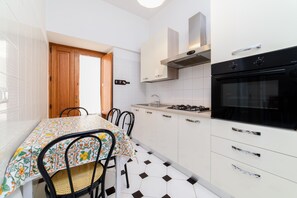 冷蔵庫、電子レンジ、オーブン、コーヒー / ティーメーカー