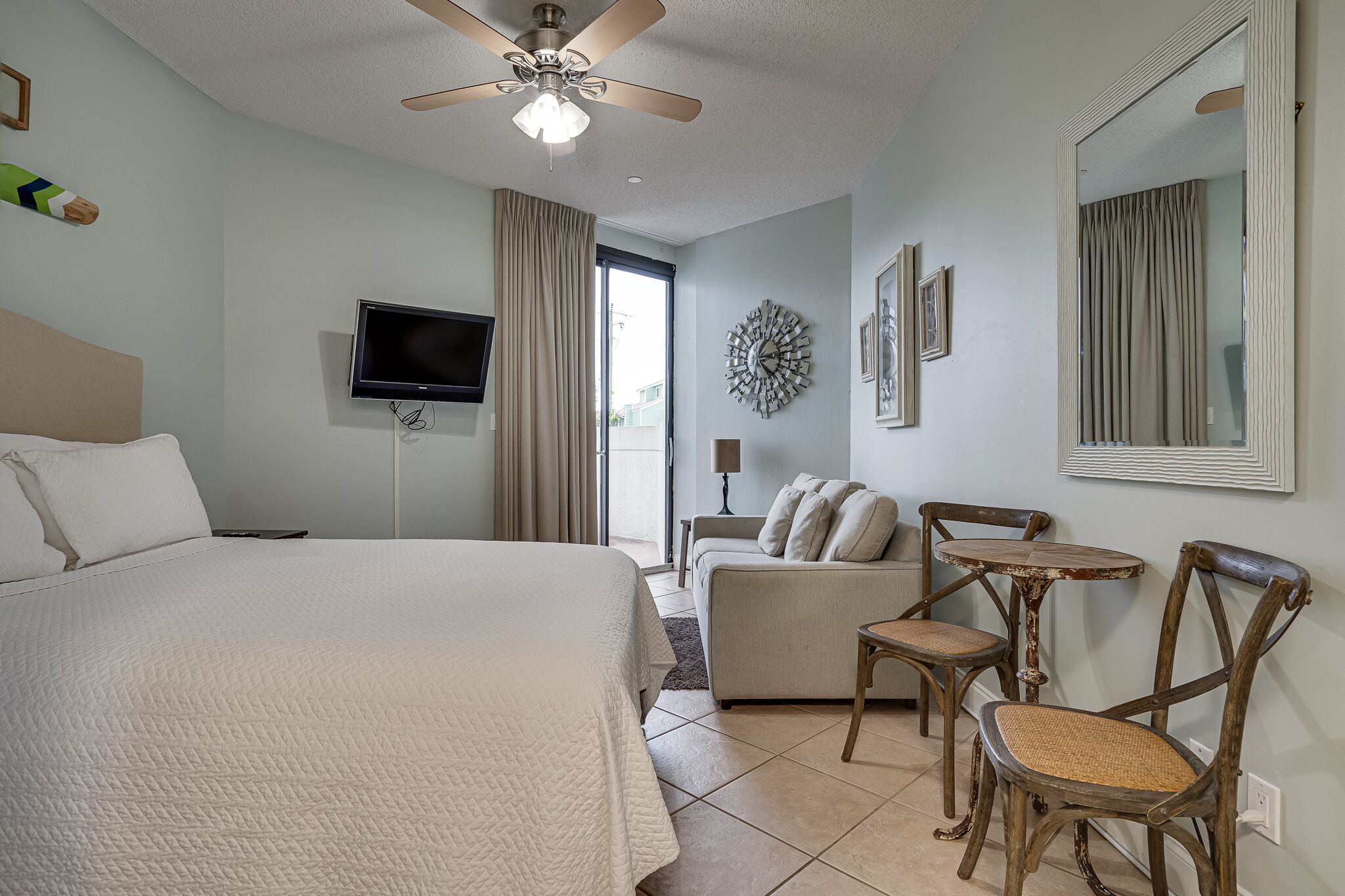 Tabla de planchar con plancha, wifi y ropa de cama 