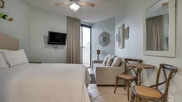 Tabla de planchar con plancha, wifi y ropa de cama