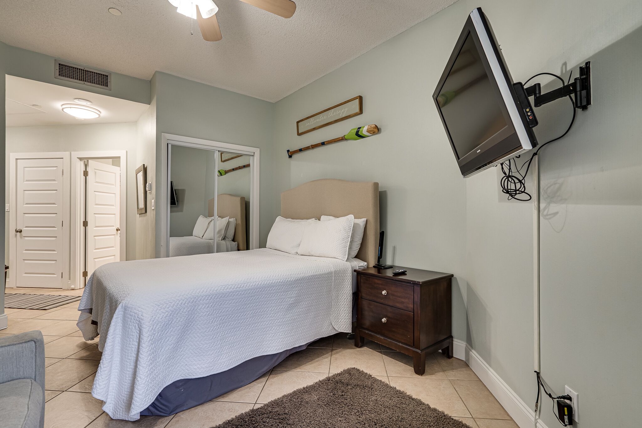 Iron/ironing board, WiFi, bed sheets