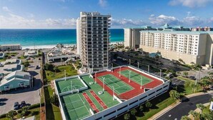 Ein Hochhaus mit einem Tennisplatzkomplex.
