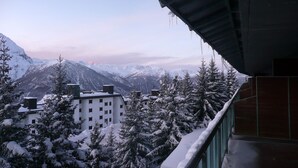 A snow-covered mountain landscape with a building in the foreground. - Winter Holiday in Sestriere (Sestriere)