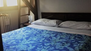 A room with a bunk bed, a window with sunlight, and a radiator. - Winter Holiday in Sestriere (Sestriere)