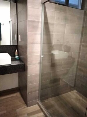 Basic Room | Bathroom | Shower, rainfall showerhead, towels, soap - Casa el 9 (Querétaro)