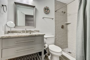Combined shower/bathtub, towels - Completely Renovated | Fernandina Shores Townhome | Short Walk to Beach (Fernandina Beach)