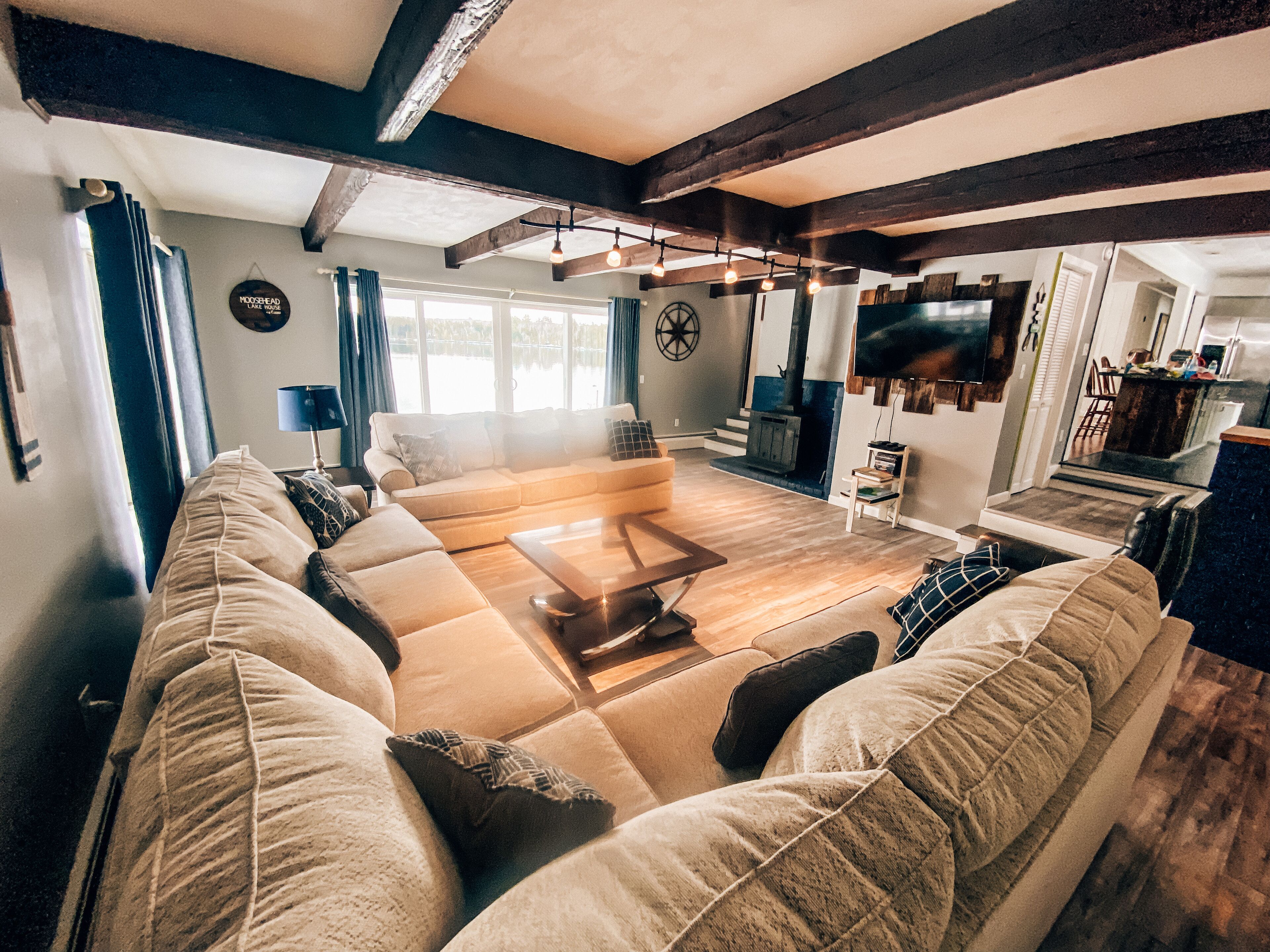 Una televisión, una chimenea