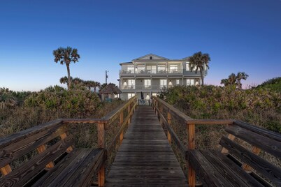 MARCH SPECIALS! 9BR LUXURY OCEANFRONT ESTATE! LARGE HEATED POOL AND GAME ROOM!