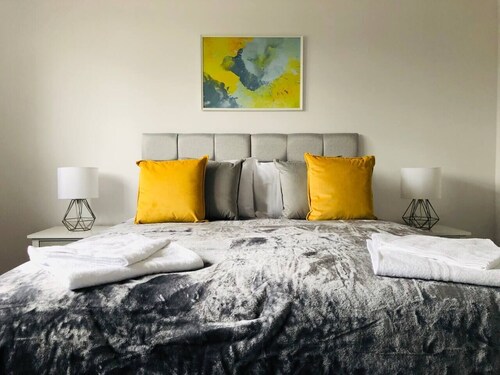 ELD2 - Spacious 2 bedroom, Free parking & Netflix