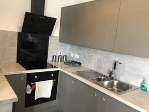 Microwave, oven, stovetop, toaster - ELD2 - Spacious 2 bedroom, Free parking & Netflix (Orton Malborne)