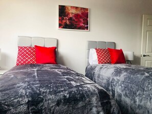 2 bedrooms, iron/ironing board, WiFi, bed sheets - ELD2 - Spacious 2 bedroom, Free parking & Netflix (Orton Malborne)