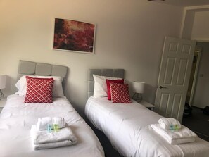 2 habitaciones, tabla de planchar con plancha, wifi y ropa de cama 