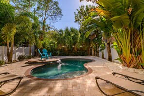 Utendørsbasseng og et oppvarmet basseng