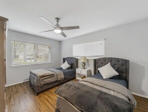 4 bedrooms, iron/ironing board, WiFi, bed sheets