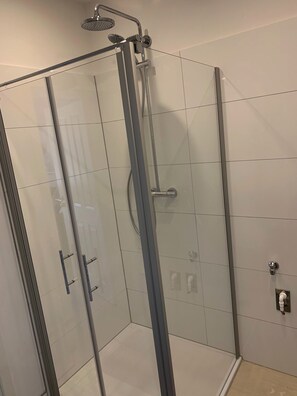 Dusch, hårtork, handdukar och tvål