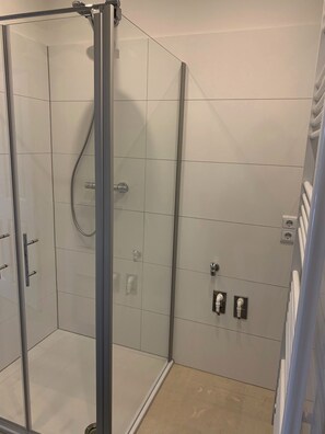 Dusch, hårtork, handdukar och tvål