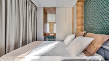 1 habitación, escritorio, tabla de planchar con plancha y internet