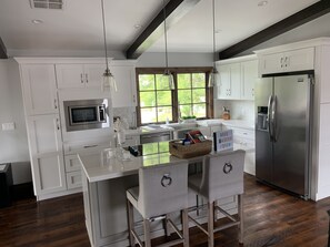 Een magnetron, een vaatwasser, een koffiezetapparaat/waterkoker