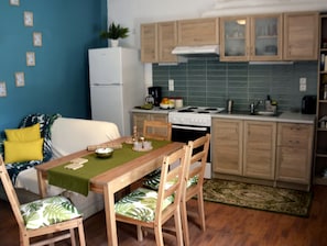 Fridge, oven, coffee/tea maker, electric kettle