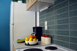 Kühlschrank, Ofen, Wasserkocher mit Kaffee-/Teezubehör, Wasserkocher