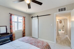 2 habitaciones, escritorio, tabla de planchar con plancha y wifi 