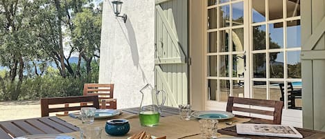 屋外ダイニングエリア