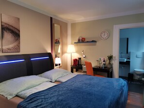 Individually decorated, individually furnished, desk, laptop workspace - Exquisit Suiten and Apartments Vienna (Vienna)