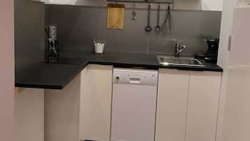 Réfrigérateur, micro-ondes, lave-vaisselle, cafetiÚre/bouilloire