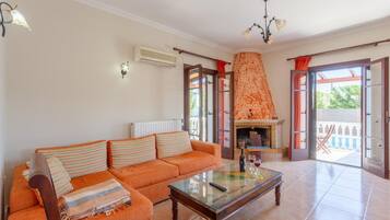 Televisión y chimenea