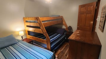 4 chambres, fer et planche à repasser, lit de bébé portatif