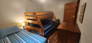 3 habitaciones, tabla de planchar con plancha y cuna de viaje