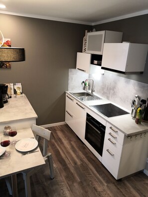 Fridge, oven, stovetop, dishwasher