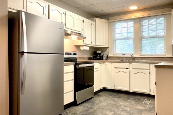 Køleskab, mikrobølgeovn, ovn, kogeplade