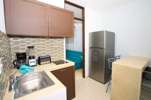 Refrigerador con congelador, microondas, horno y cafetera y tetera 