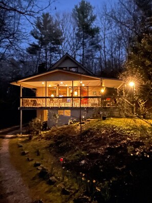 Exterior - White Squirrel Lodge - Family friendly, pond & stream, breezy porches & wildlife (Pisgah Forest)