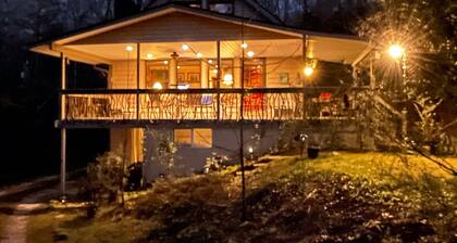 White Squirrel Lodge - Family friendly, pond & stream, breezy porches & wildlife