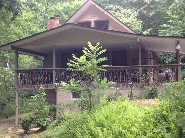 Exterior - White Squirrel Lodge - Family friendly, pond & stream, breezy porches & wildlife (Pisgah Forest)