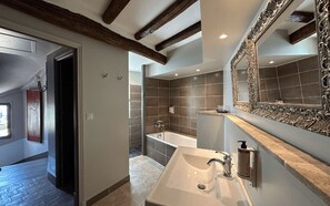 Bathtub - When heritage, art and well-being meet (Candes-Saint-Martin)